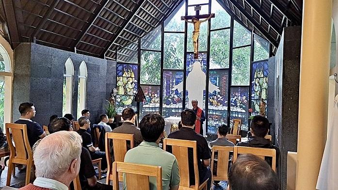 Thoi Tran presided Mass and sharing homily 